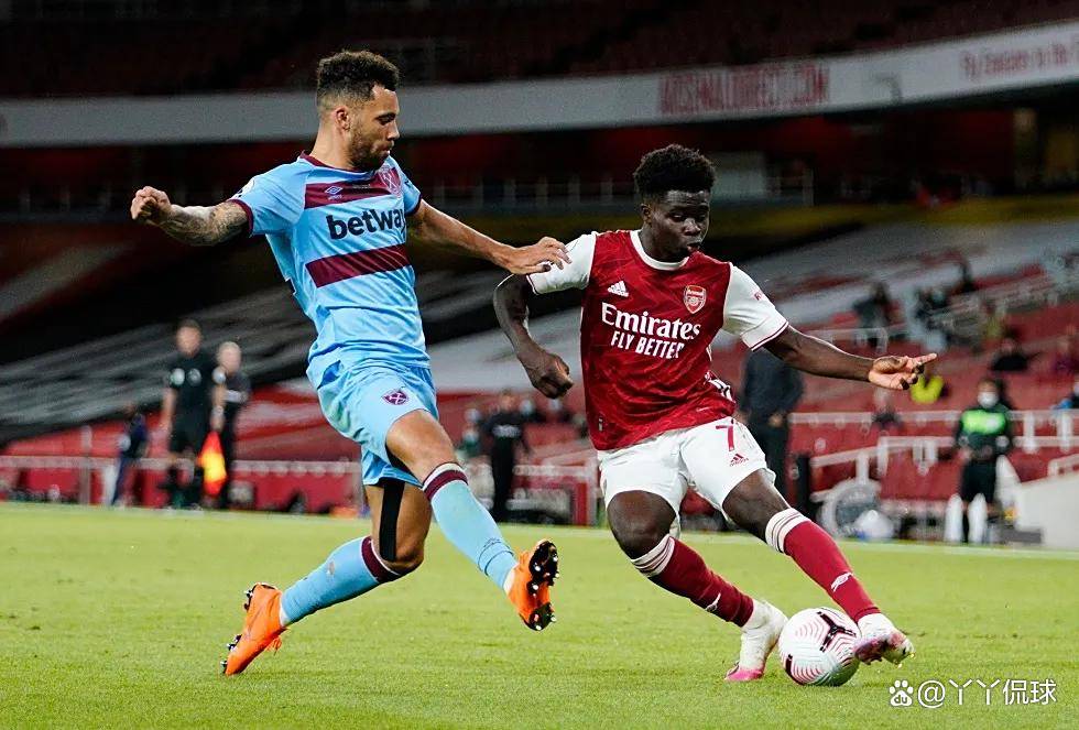 阿尔巴达成迈阿密百场里程碑，获赠纪念球衣+全队合影庆祝